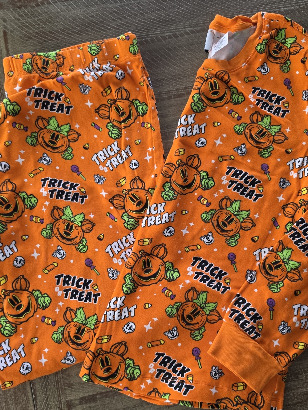 2024 Disney Orange Pumpkin 'Trick or Treat' Halloween Pajamas Size Large